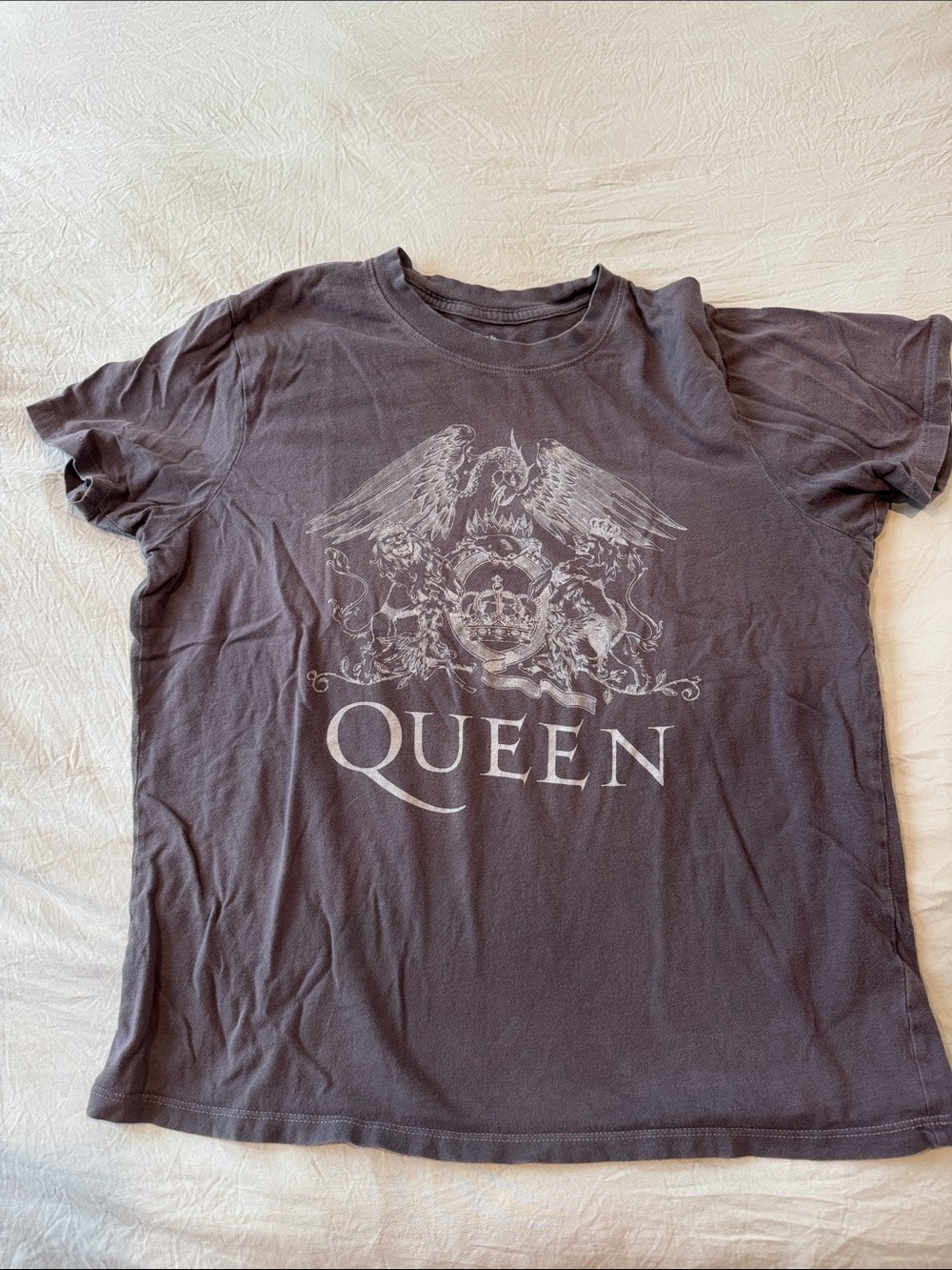 Abercrombie & Fitch Queen Crest Graphic Tee - size small